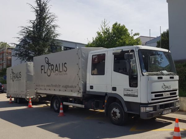 Kamion i prikolica s vozačem za prijevoz u Petrinju i Sisak