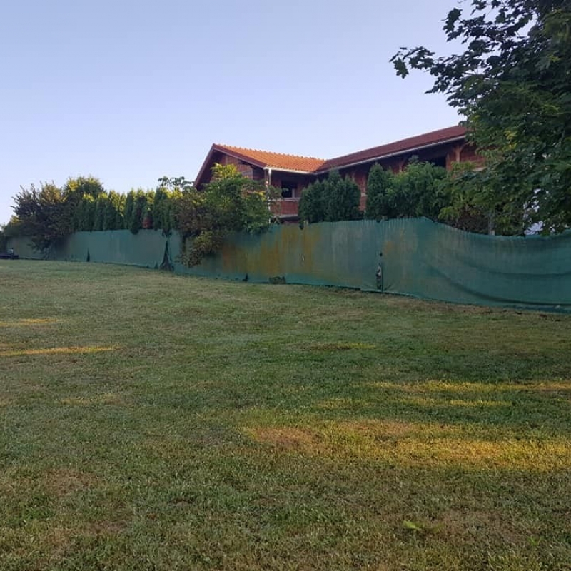 Uklanjanje stare žičane ograde i živice prije sadnje novih biljaka