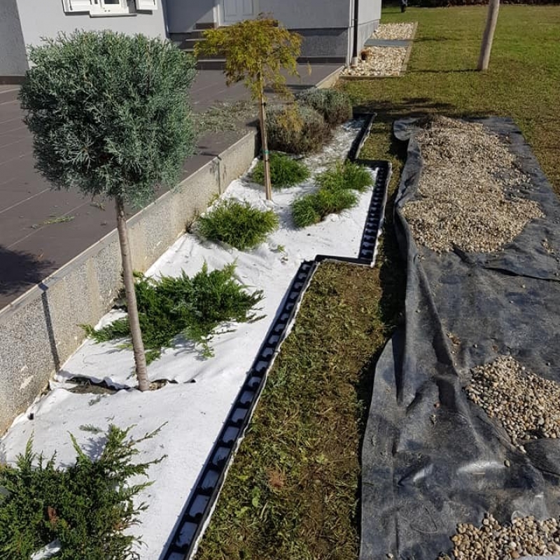 Postava profesionalnih plastičnih vrtnih rubnjaka i podloge, te uređenje cvjetnih gredica