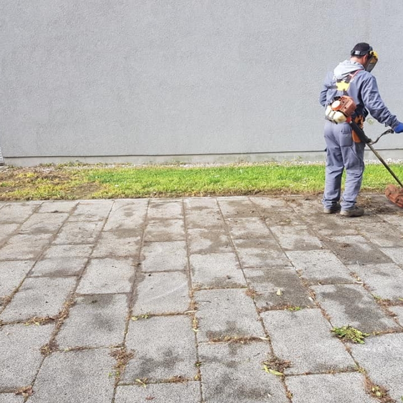 Čišćenje betonskih kocki, rubnjaka i ostalih betonskih, kamenih ili asfaltnih površina od korova Čišćenje betonskih kocki, rubnjaka i ostalih betonskih, kamenih ili asfaltnih površina od korova