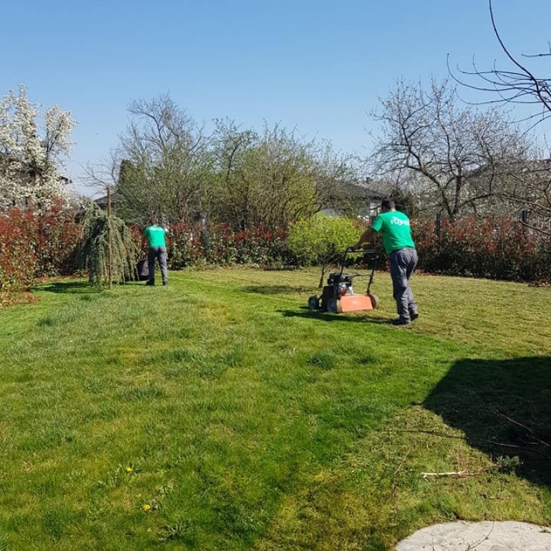 Šišanje živice i grmova, prozračivanje, košnja i prihrana travnjaka, nadopuna malča, orezivanje drveća