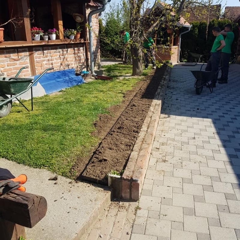 Izrada odvojene gredice za cvijeće, pomoću naših profesionalnih vrtnih rubnjaka