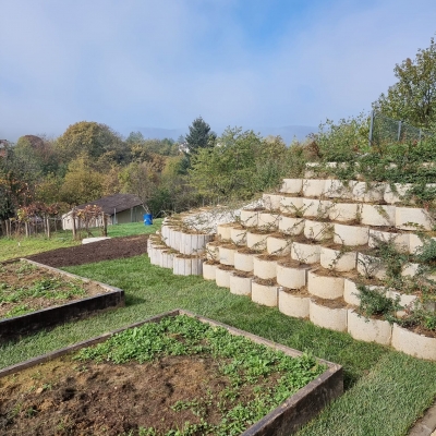 Idejni projekt uređenja okoliša, dovoz i planiranje humusa, sadnja biljaka, izrada ograde za penjačice cijena, Hrvatska