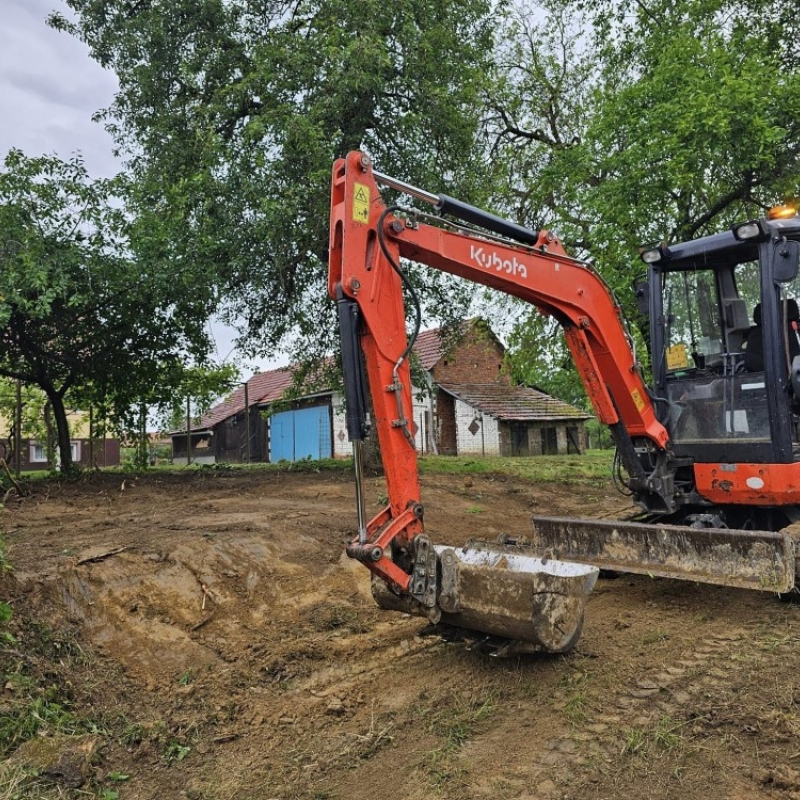 Zemljani radovi, čišćenja terena, planiranje i nasipavanje dvorišta, iskop temelja, rovova za instalacije, dovoz rasutih materijala Zemljani radovi, čišćenja terena, planiranje i nasipavanje dvorišta, iskop temelja, rovova za instalacije, dovoz rasutih materijala