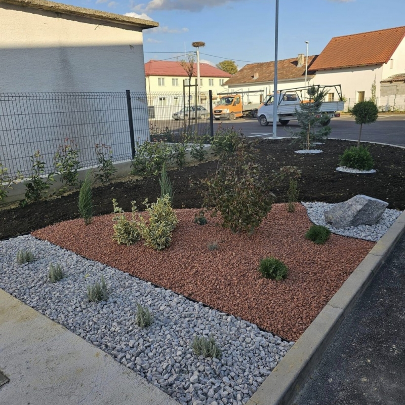 Sadnja stabala, žive ograde, zemljani radovi i uređenje travnjaka, izrada modernog kamenjara uz ulaz u tvrtku, prema vlastitom projektu Sadnja stabala, žive ograde, zemljani radovi i uređenje travnjaka, izrada modernog kamenjara uz ulaz u tvrtku, prema vlastitom projektu