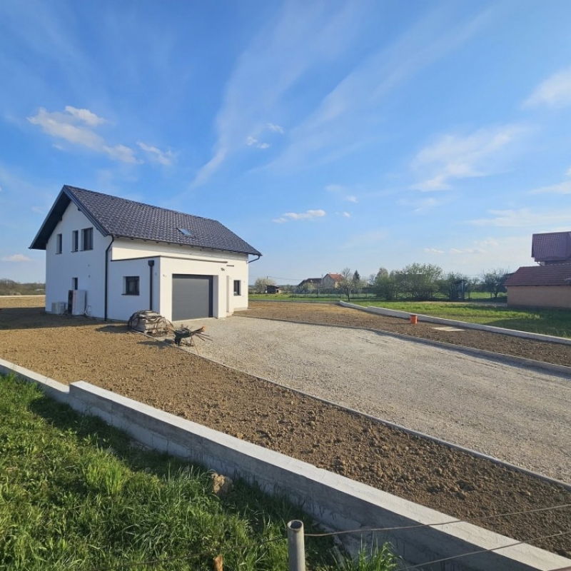 Zemljani radovi, planiranje i niveliranje 3000m2 dvorišta, dovoz humusa i izrada travnjaka