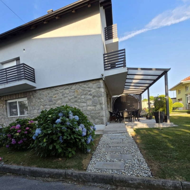 Uklanjanje stare žive ograde, iskop panjeva, dovoz zemlje i planiranje terena, izrada vrtne staze Uklanjanje stare žive ograde, iskop panjeva, dovoz zemlje i planiranje terena, izrada vrtne staze