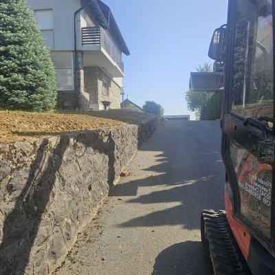 Uklanjanje stare žive ograde, iskop panjeva, dovoz zemlje i planiranje terena, izrada vrtne staze cijena, Hrvatska