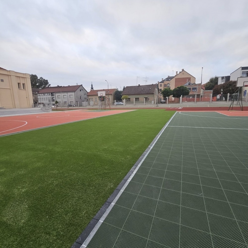 Izrada podloga, planiranje i postavljanje umjetnog travnjaka oko novih igrališta