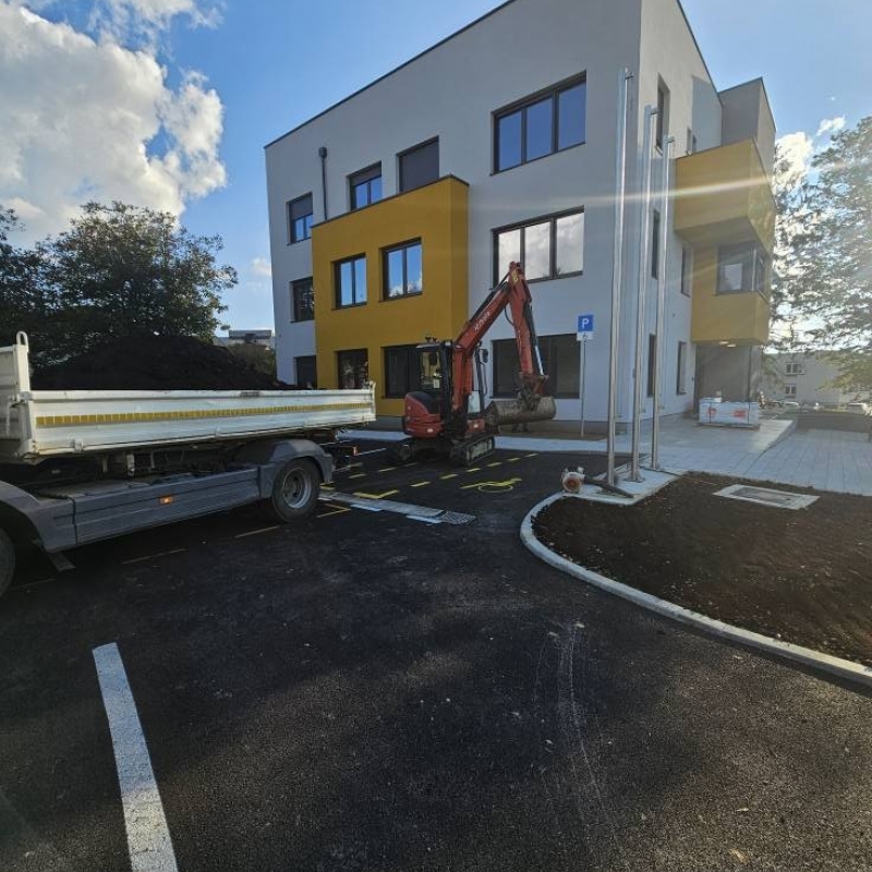 Humusiranje, sadnja stabala i uređenje travnjaka nove poslovne zgrade