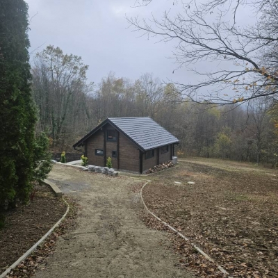 Čišćenje šumskog terena, planiranje i dovoz zemlje, izrada travnjaka, izrada kolnog prilaza cijena, Hrvatska