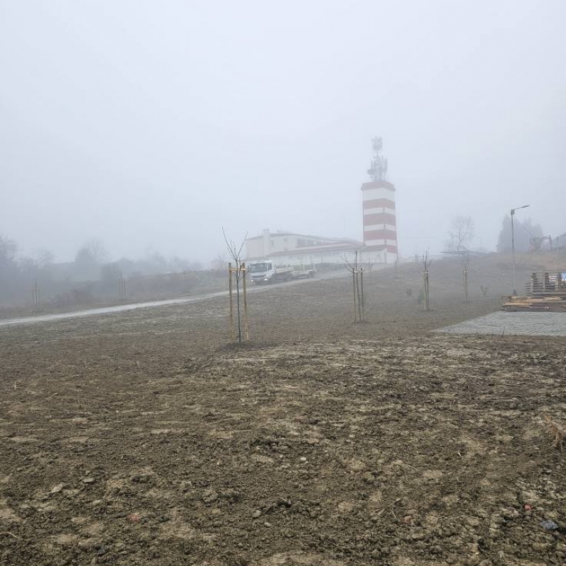 Zemljani radovi iskopa, odvoz šute, planiranje terena, dovoz zemlje, humusiranje i izrada 5000 m2 travnjaka, sadnja stabala i grmova