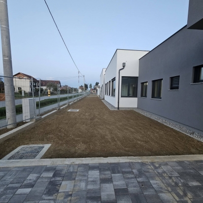 Dovoz humusa, planiranje zelenih površina, sadnja biljaka, žive ograde i sijanje travnjaka oko novog objekta dječjeg vrtića cijena, Hrvatska
